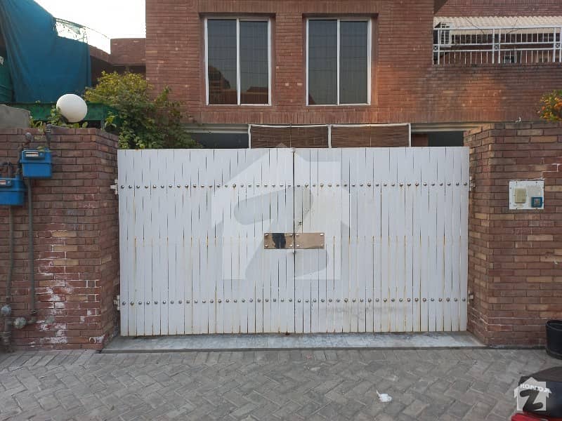 ماڈل ٹاؤن لِنک روڈ ماڈل ٹاؤن لاہور میں 5 کمروں کا 1 کنال مکان 2 لاکھ میں کرایہ پر دستیاب ہے۔