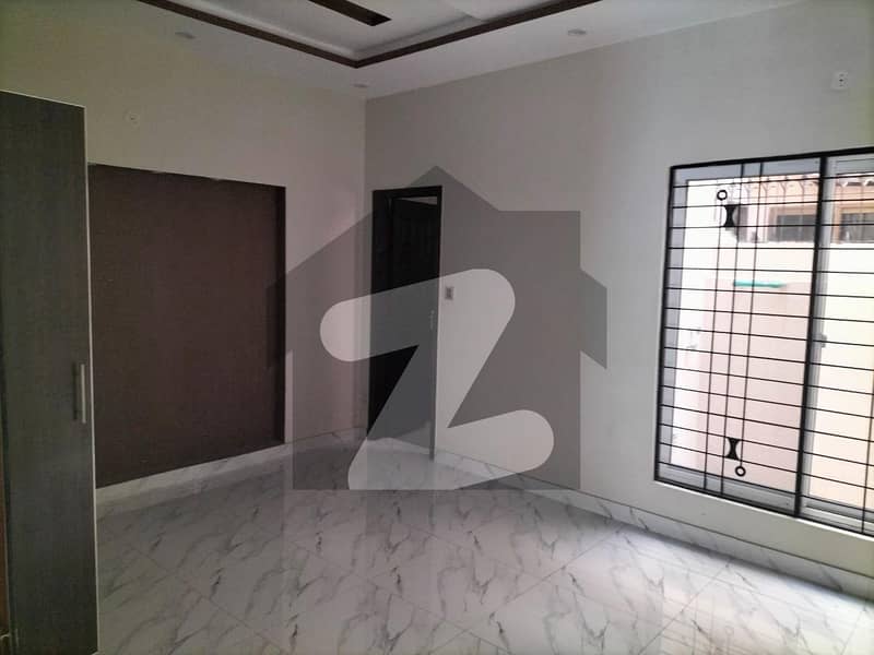In Mohafiz Town Flat For rent Sized 4 Marla