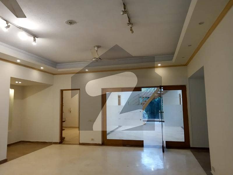 مین بلیوارڈ گلبرگ گلبرگ لاہور میں 8 کمروں کا 1 کنال مکان 3.75 لاکھ میں کرایہ پر دستیاب ہے۔