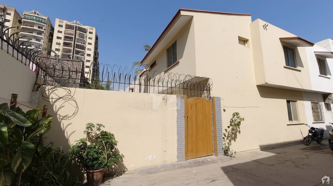 250 Square Yards Town House In Central Clifton - Block 9 For Rent