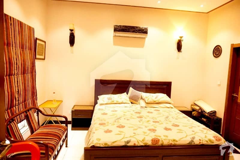 ڈی گراؤنڈ فیصل آباد میں 7 کمروں کا 10 مرلہ مکان 4.5 کروڑ میں برائے فروخت۔