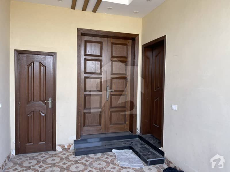 بینکرز کوآپریٹو ہاؤسنگ سوسائٹی لاہور میں 3 کمروں کا 5 مرلہ مکان 1.7 کروڑ میں برائے فروخت۔
