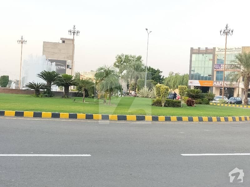 محافظ ٹاؤن لاہور میں 1 کنال کمرشل پلاٹ 4.5 کروڑ میں برائے فروخت۔