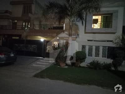 Room For Female In PGECHS Phase 2 College Road Lahore