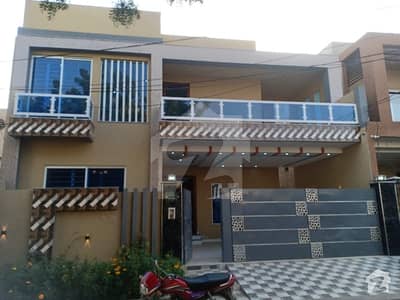 ٹیک ٹاؤن (ٹی این ٹی کالونی) ستیانہ روڈ فیصل آباد میں 5 کمروں کا 10 مرلہ مکان 2.25 کروڑ میں برائے فروخت۔