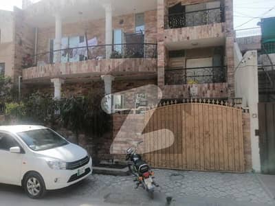 ماڈل ٹاؤن - بلاک ایس ماڈل ٹاؤن لاہور میں 6 کمروں کا 12 مرلہ مکان 3 کروڑ میں برائے فروخت۔