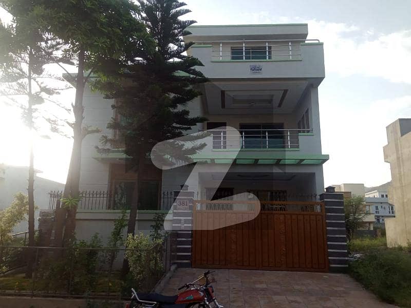 Triple Storey Corner House For Sale In D-12