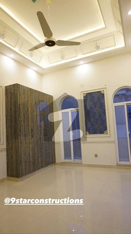 ڈی ایچ اے فیز 8 - بلاک این ڈی ایچ اے فیز 8 ڈیفنس (ڈی ایچ اے) لاہور میں 4 کمروں کا 10 مرلہ مکان 4.9 کروڑ میں برائے فروخت۔