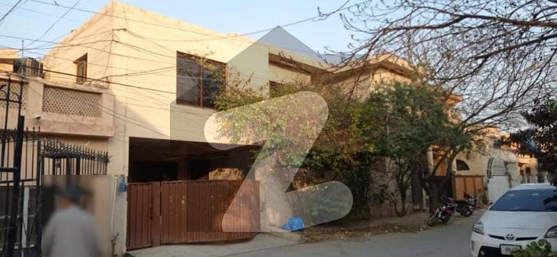 اقبال پارک لاہور میں 4 کمروں کا 10 مرلہ مکان 2.45 کروڑ میں برائے فروخت۔