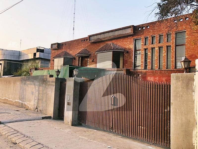 گلبرگ 3 گلبرگ لاہور میں 6 کمروں کا 4 کنال مکان 65 کروڑ میں برائے فروخت۔