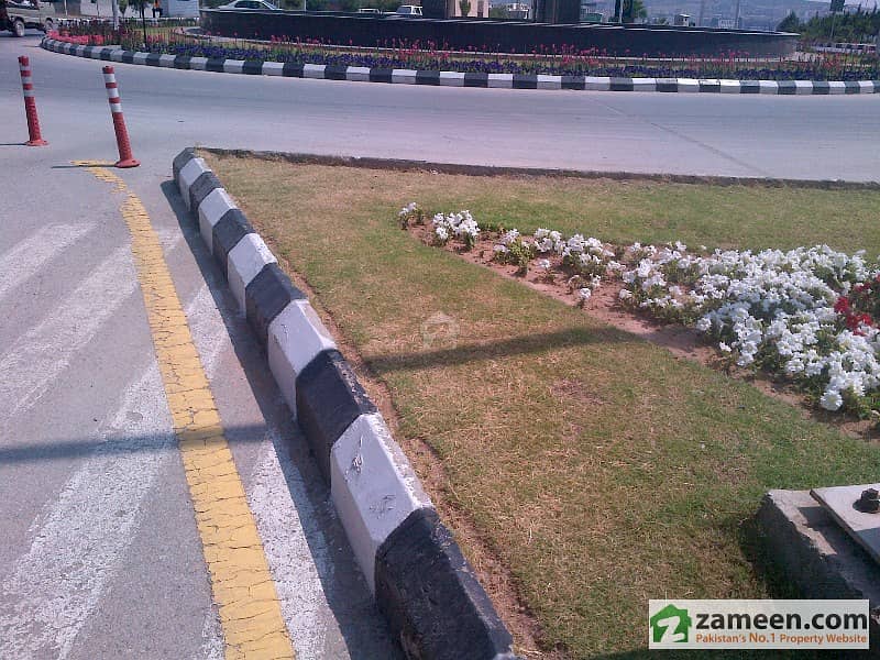 A Block Corner Plot # 93 Extraland with Huge Front Side ,Best Location In Bahria Town Phase 8