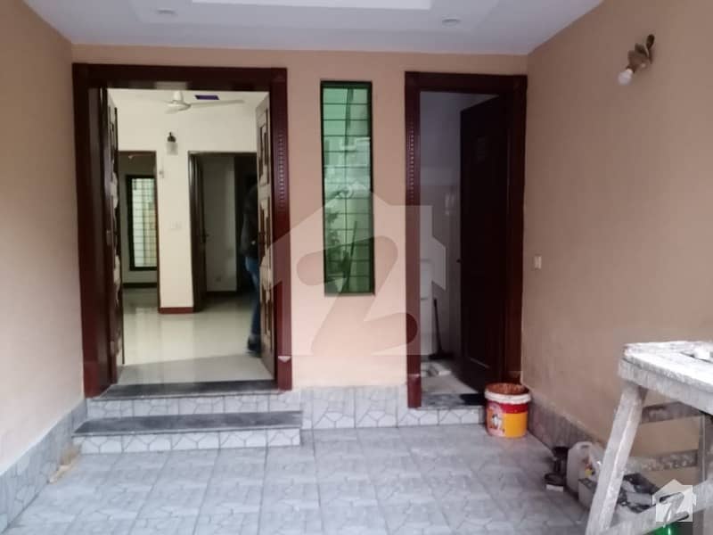 Five Marla Upper Portion Room On Rent For Female Available In Bahria Town Lahore (iq)