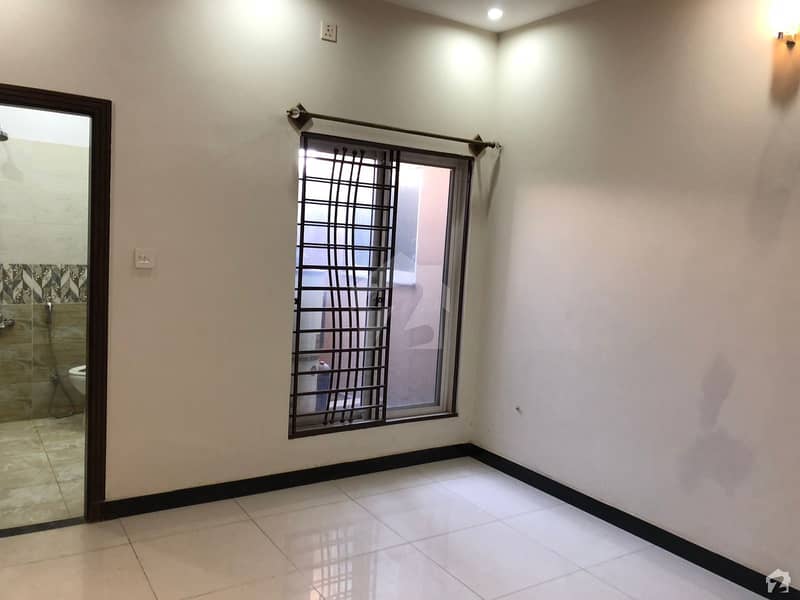 Get This Amazing 1300 Square Feet Flat Available In Gulraiz Housing Scheme