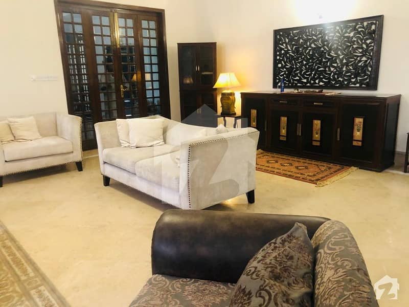 ٹیک سوسائٹی لاہور میں 5 کمروں کا 1.6 کنال مکان 3.8 لاکھ میں کرایہ پر دستیاب ہے۔