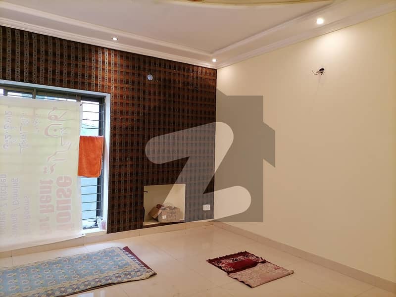 ڈی ایچ اے فیز 4 - بلاک ڈبل سی فیز 4 ڈیفنس (ڈی ایچ اے) لاہور میں 5 کمروں کا 1 کنال مکان 6 کروڑ میں برائے فروخت۔