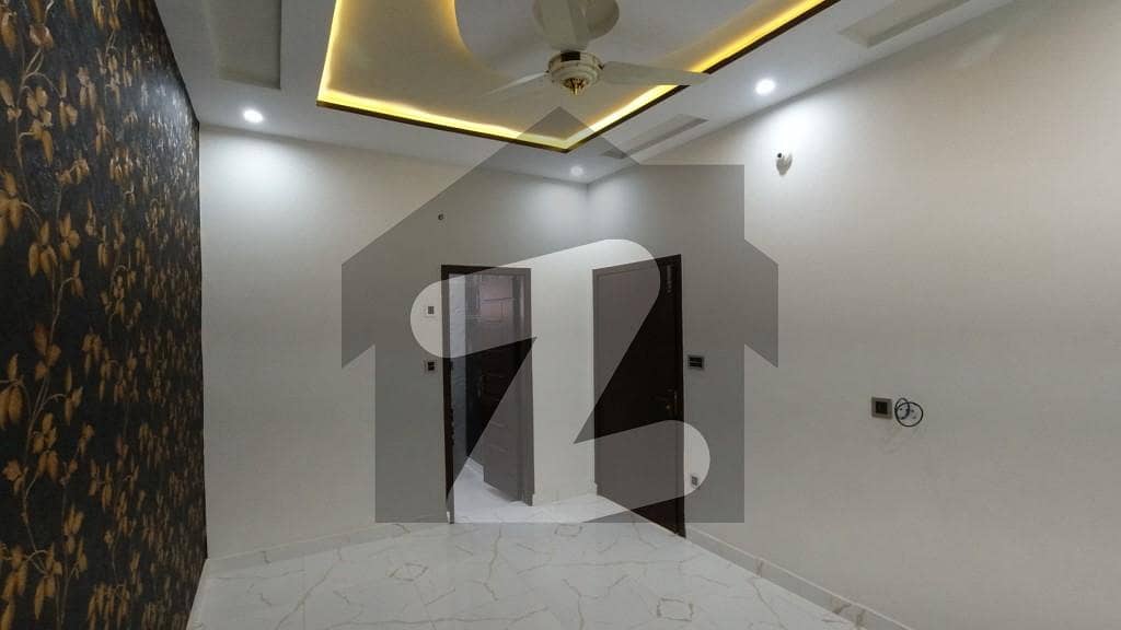 روز گارڈن بحریہ ٹاؤن لاہور میں 4 کمروں کا 8 مرلہ مکان 2.55 کروڑ میں برائے فروخت۔