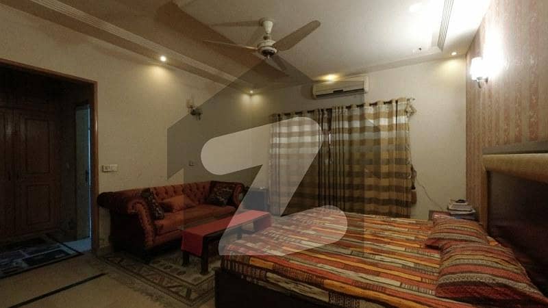 سلطان ٹاؤن لاہور میں 5 کمروں کا 10 مرلہ مکان 1.9 کروڑ میں برائے فروخت۔
