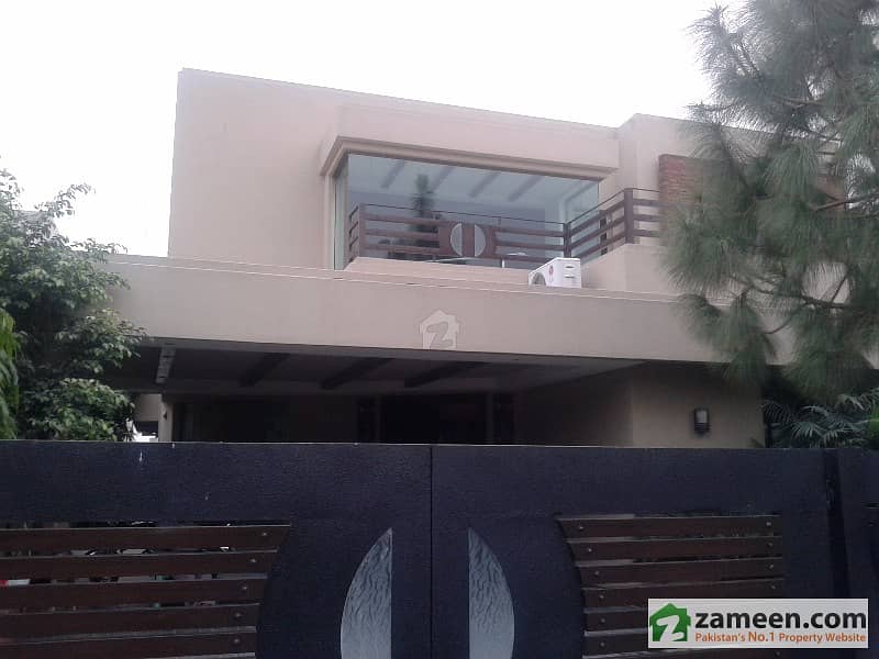 10 marla upper portion house,attach bath,dha phase 4,available for rent