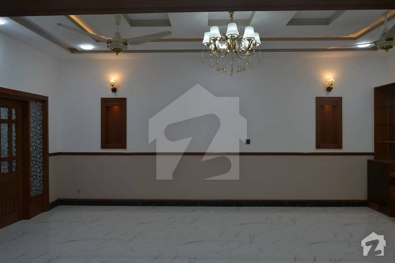 چکلالہ سکیم 3 چکلالہ سکیم راولپنڈی میں 4 کمروں کا 10 مرلہ مکان 3.25 کروڑ میں برائے فروخت۔
