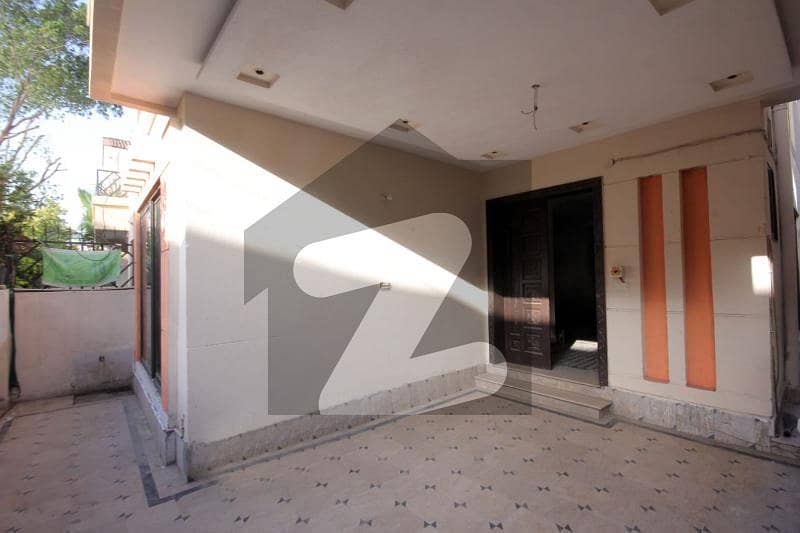 ڈی ایچ اے فیز 4 ڈیفنس (ڈی ایچ اے) لاہور میں 4 کمروں کا 8 مرلہ مکان 85 ہزار میں کرایہ پر دستیاب ہے۔