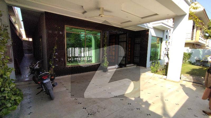 1 Kanal Luxury upper portion for rent.