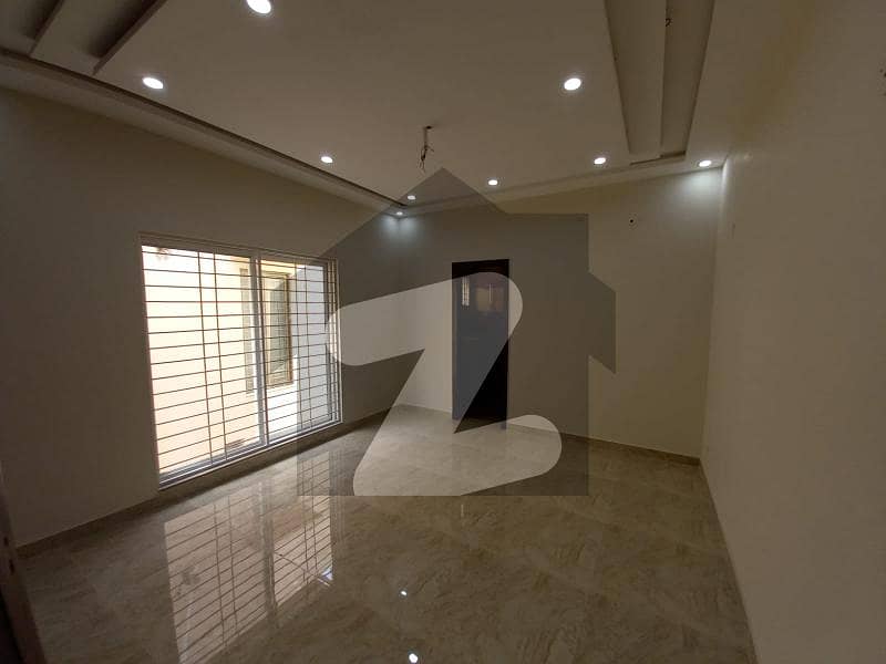 10 Marla Beautiful Luxury House Available For Rent