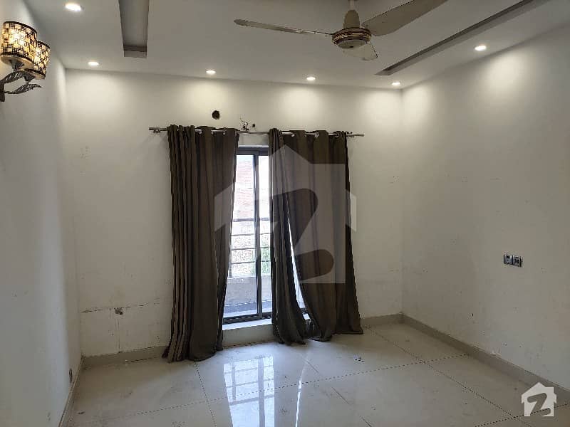 آئکن ویلی فیز 1 رائیونڈ روڈ لاہور میں 3 کمروں کا 10 مرلہ فلیٹ 38 ہزار میں کرایہ پر دستیاب ہے۔