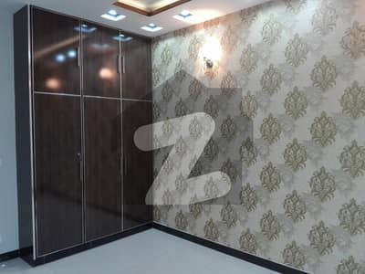 Prime Location Upper Portion For Grabs In 10 Marla Lahore