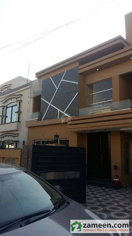 10 Marla Beautifully Constructed Modern House Bahria Town Lahore