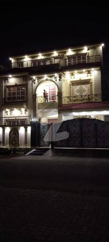 سینٹرل پارک ۔ بلاک اے سینٹرل پارک ہاؤسنگ سکیم لاہور میں 5 کمروں کا 12 مرلہ مکان 2.6 کروڑ میں برائے فروخت۔