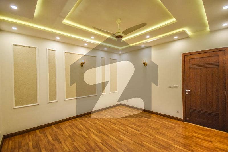 ڈی ایچ اے فیز 8 - بلاک سی ڈی ایچ اے فیز 8 ڈیفنس (ڈی ایچ اے) لاہور میں 5 کمروں کا 1 کنال مکان 5.7 کروڑ میں برائے فروخت۔