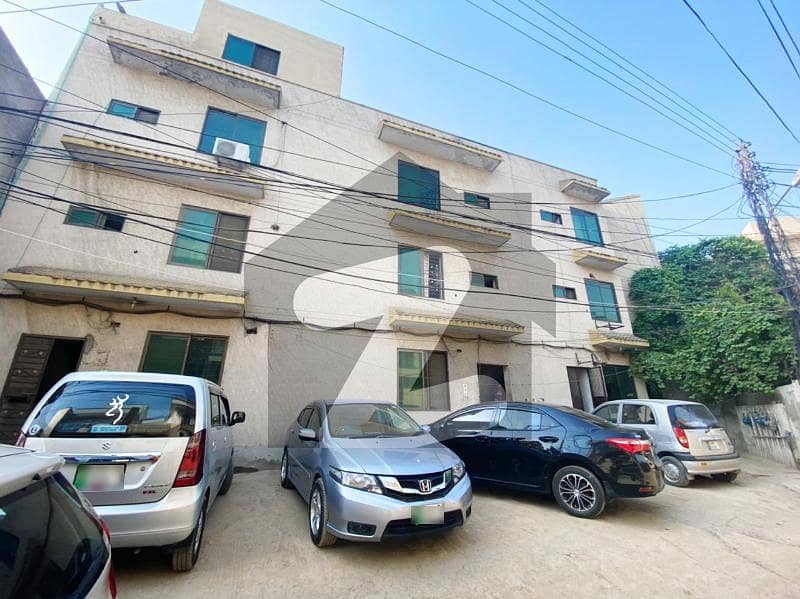 مسلم ٹاؤن لاہور میں 2 کمروں کا 4 مرلہ فلیٹ 85 لاکھ میں برائے فروخت۔