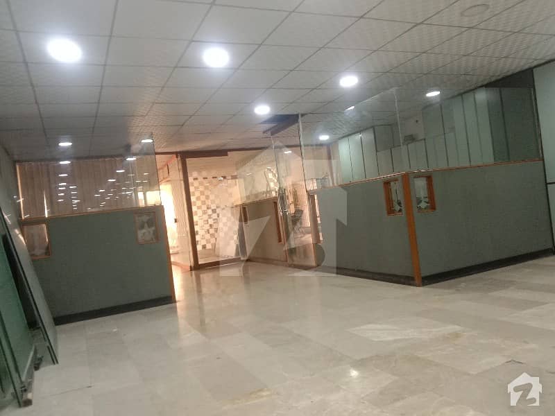 کلفٹن ۔ بلاک 9 کلفٹن کراچی میں 12 مرلہ دفتر 3.3 لاکھ میں کرایہ پر دستیاب ہے۔