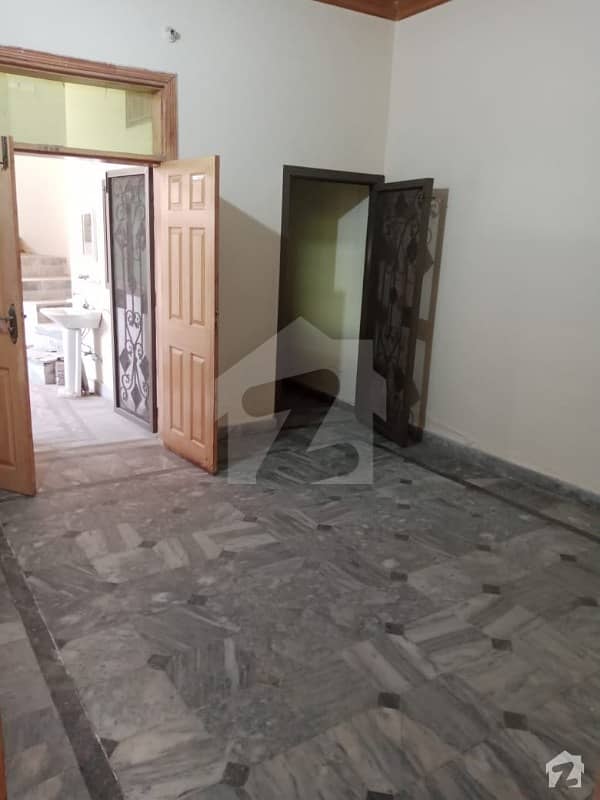 952 Square Feet House Ideally Situated In Farooq-E-Azam