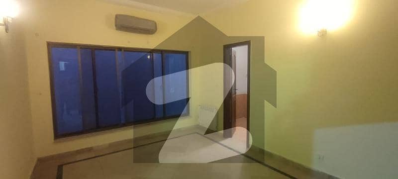 ای ۔ 11 اسلام آباد میں 6 کمروں کا 11 مرلہ مکان 4.8 کروڑ میں برائے فروخت۔