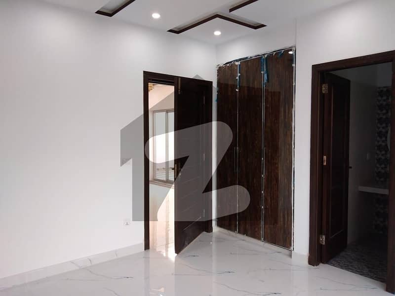 House Spread Over 2 Kanal In Model Town Available