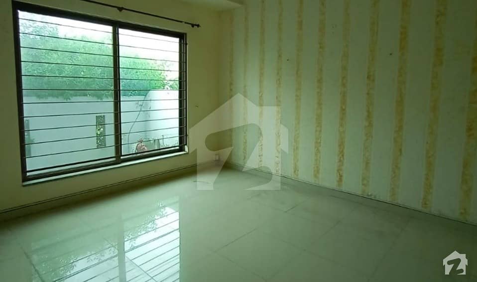 Spacious House Is Available In Satiana Road For Rent