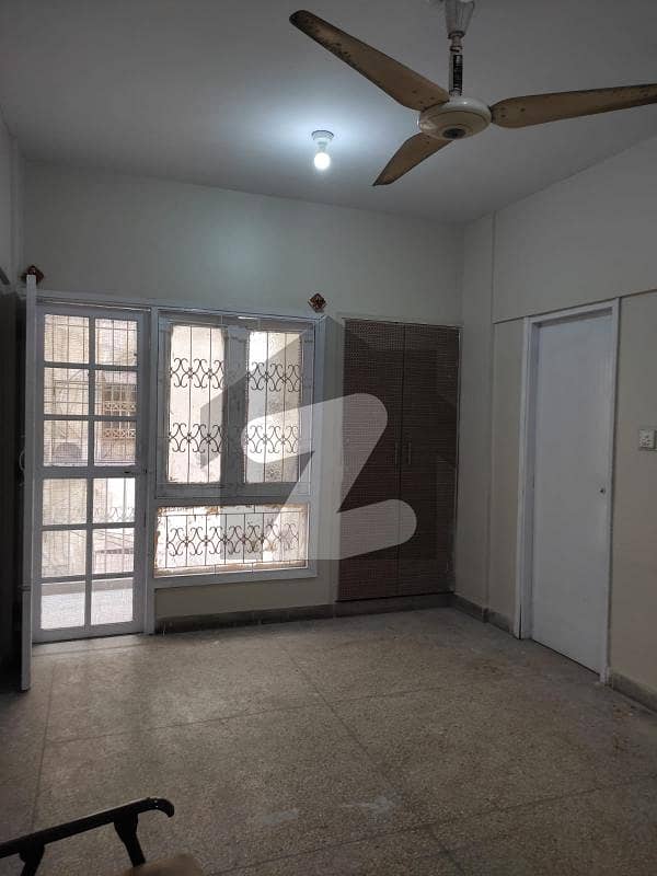 Flat In Gulshan-E-Iqbal - Block 4 Sized 900 Square Feet Is Available