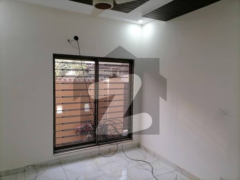 Flat For Grabs In 8 Marla Lahore