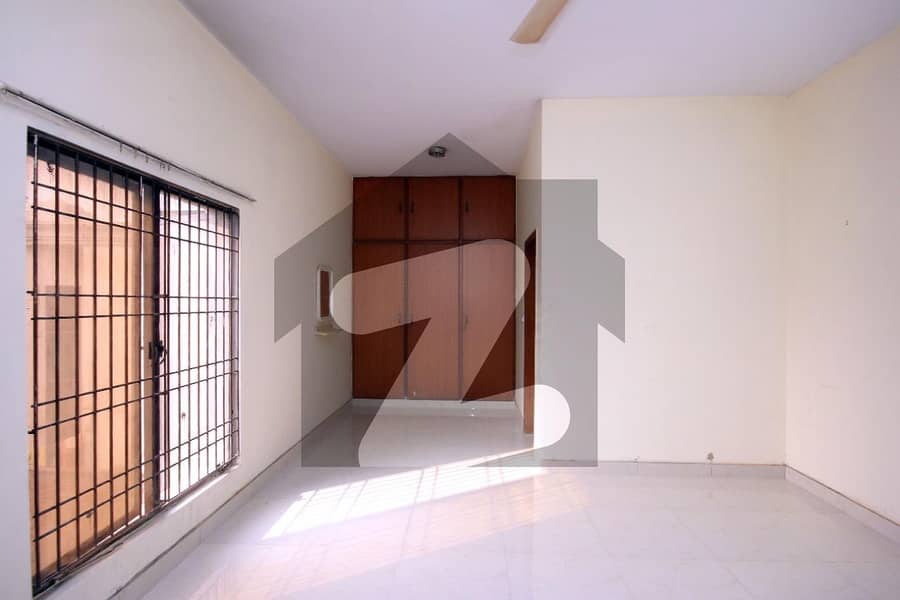گارڈن ٹاؤن - شیر شاہ بلاک گارڈن ٹاؤن لاہور میں 4 کمروں کا 10 مرلہ مکان 4.5 کروڑ میں برائے فروخت۔