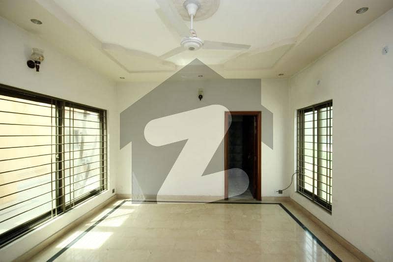 سوئی گیس ایمپلائزکوآپریٹو ہاؤسنگ سوسائٹی لاہور میں 5 کمروں کا 1 کنال مکان 4.5 کروڑ میں برائے فروخت۔