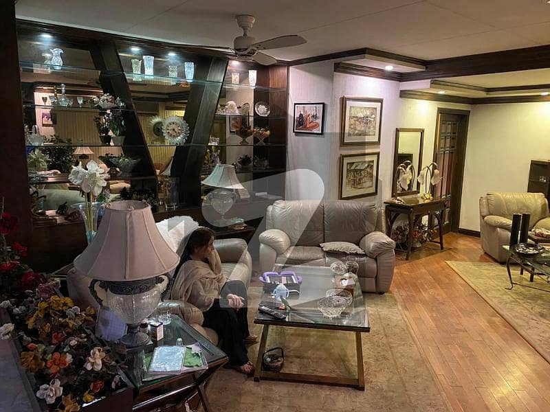 گارڈن ٹاؤن - بابر بلاک گارڈن ٹاؤن لاہور میں 6 کمروں کا 4 کنال مکان 11 کروڑ میں برائے فروخت۔
