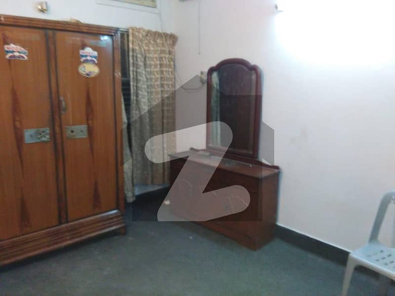ماڈل ٹاؤن ۔ بلاک کیو ماڈل ٹاؤن لاہور میں 2 کمروں کا 5 مرلہ بالائی پورشن 30 ہزار میں کرایہ پر دستیاب ہے۔