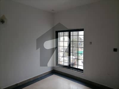 یو ایم ٹی روڈ یو ایم ٹی سوسائٹی لاہور میں 5 کمروں کا 6 مرلہ مکان 3.25 کروڑ میں برائے فروخت۔