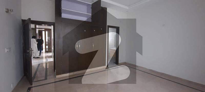 ایف ۔ 11 اسلام آباد میں 5 کمروں کا 8 مرلہ مکان 6.5 کروڑ میں برائے فروخت۔