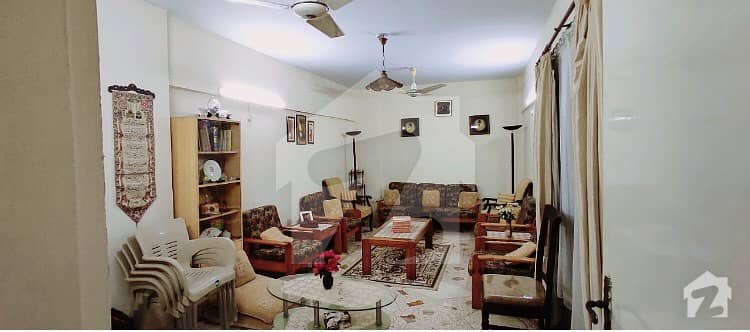 گلستانِِ جوہر ۔ بلاک 18 گلستانِ جوہر کراچی میں 4 کمروں کا 11 مرلہ فلیٹ 1.65 کروڑ میں برائے فروخت۔