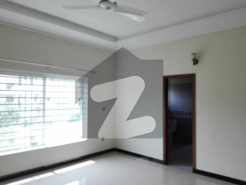 کورنگ ٹاؤن اسلام آباد میں 4 کمروں کا 1 کنال مکان 5.5 کروڑ میں برائے فروخت۔