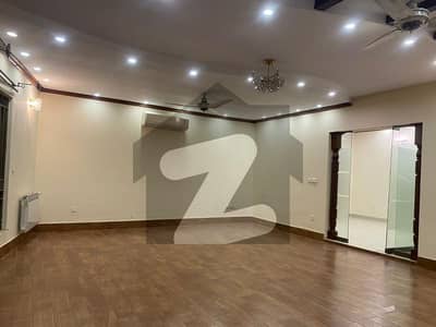 ڈی ایچ اے فیز 3 ڈیفنس (ڈی ایچ اے) لاہور میں 6 کمروں کا 2 کنال مکان 2.8 لاکھ میں کرایہ پر دستیاب ہے۔