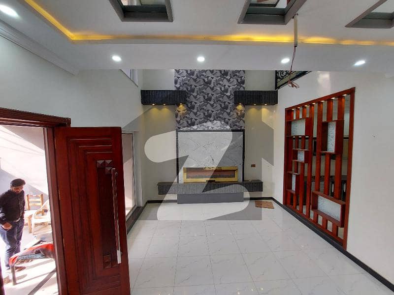 پیپلز کالونی نمبر 1 فیصل آباد میں 4 کمروں کا 7 مرلہ مکان 3.25 کروڑ میں برائے فروخت۔