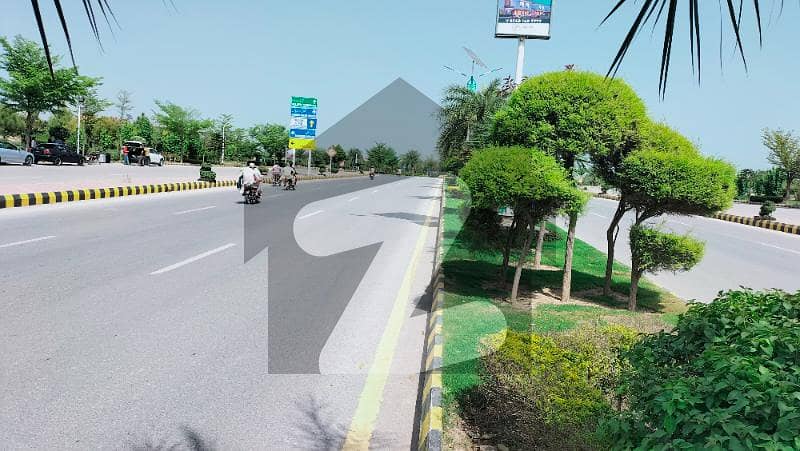 Gulberg Bussnice Square - Commercial Plot Available For Sale